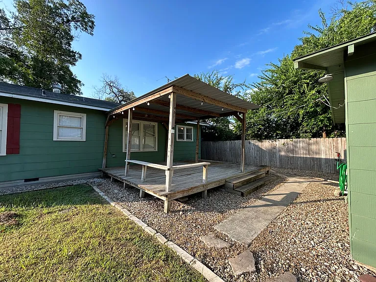 893 Pine St — Photo 20
