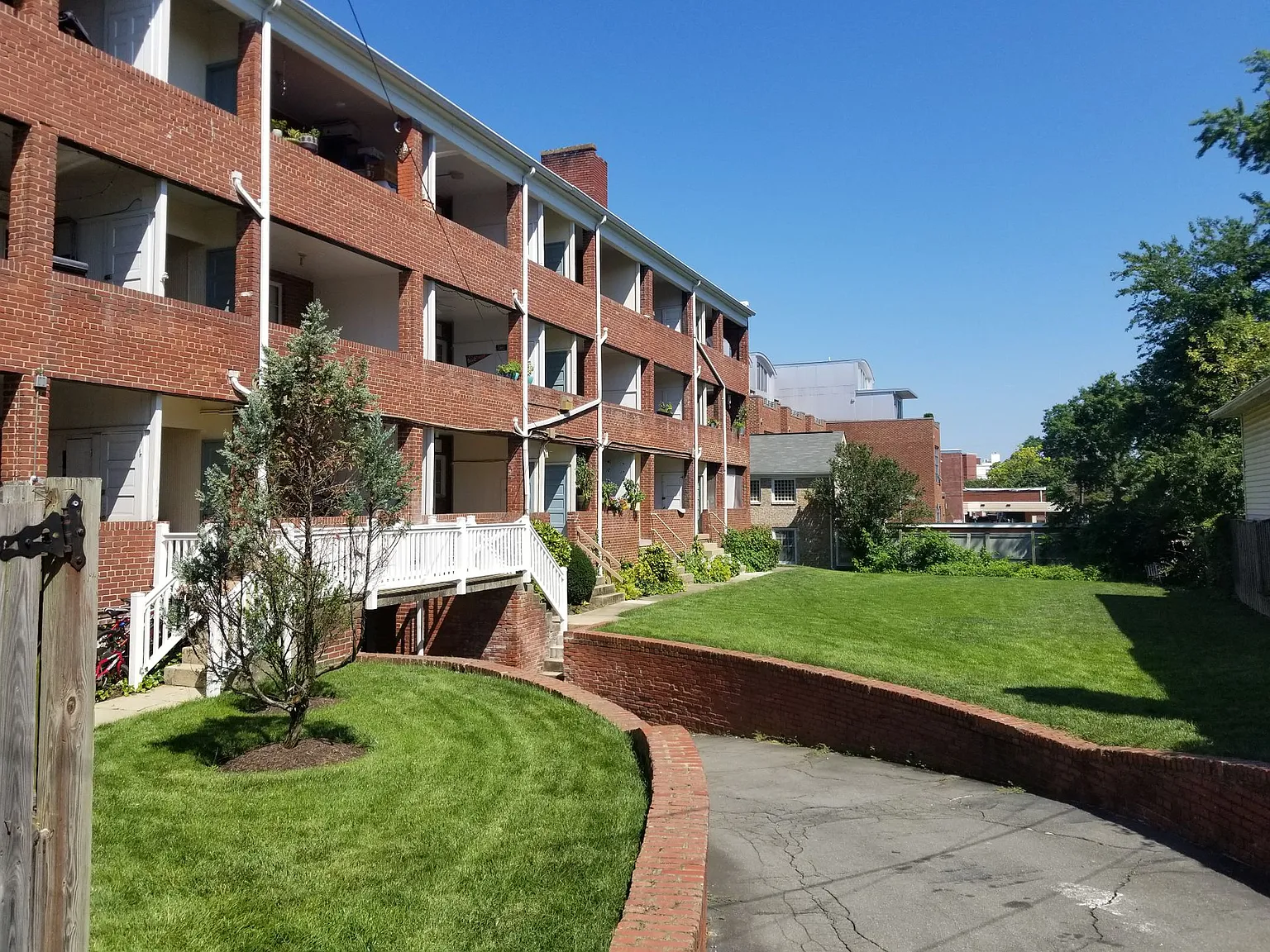 Mount Vernon Ave Apartments — Photo 4