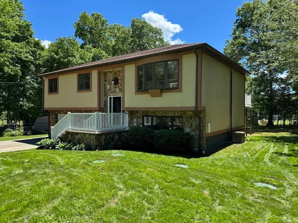 1174 Old Fall River Rd, Dartmouth, MA 02747
