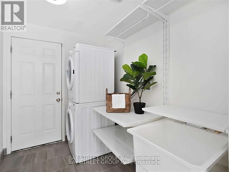 Oakville Townhouse for rent - 4 Bedrooms — photo 2