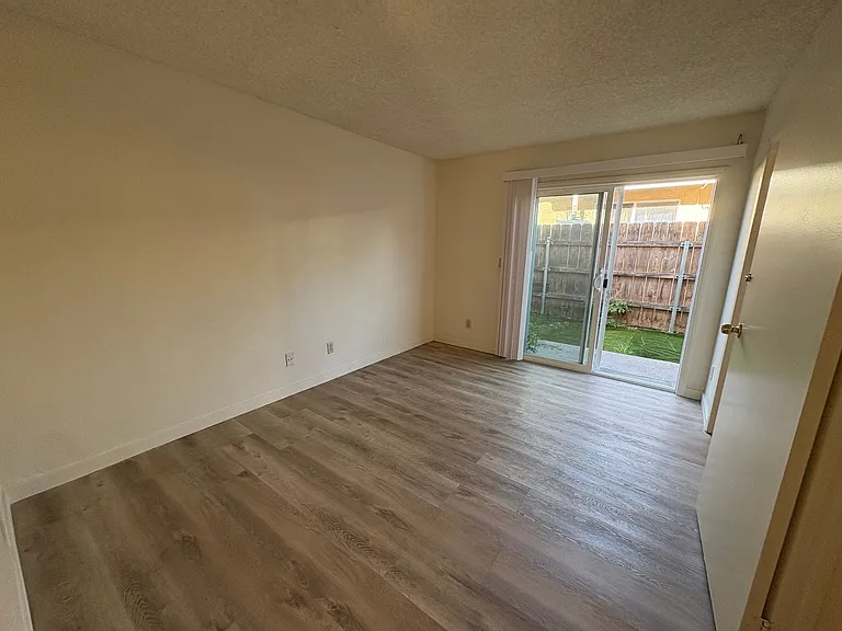 3404 Helix St — Photo 6
