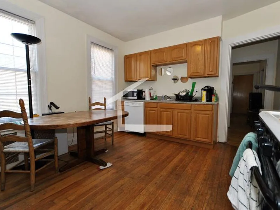 243 N Harvard St #3