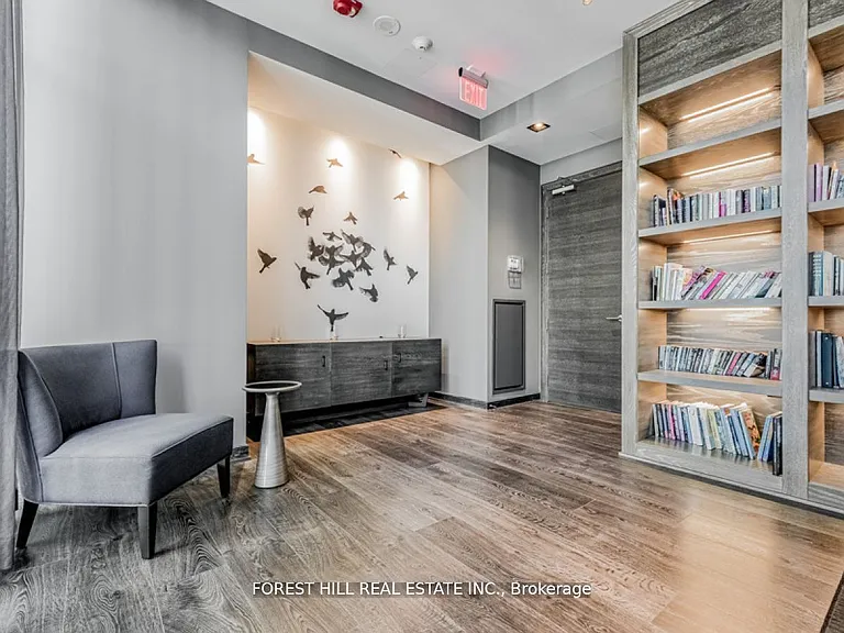 1080 Bay St #505 — Photo 7