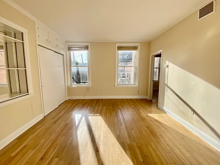 268 College St #2R — Photo 8
