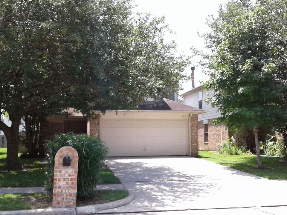 1st image of 738 N Oak Dr