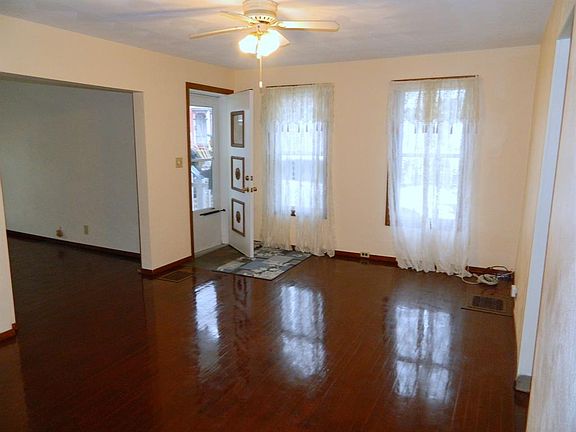 4th image of 6 Pleasant Ave
