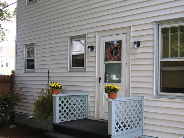 8 3rd St, Waterford, NY 12188