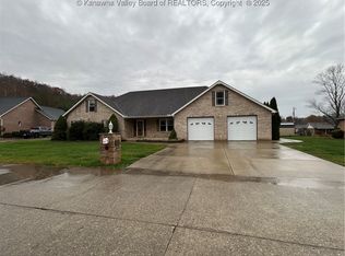 14 Holly Cir, Winfield, WV 25213