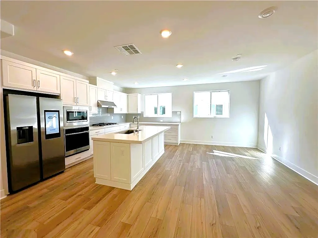 3 bed, 2.5 bath, 1800 sqft, $4,700 — Photo 2