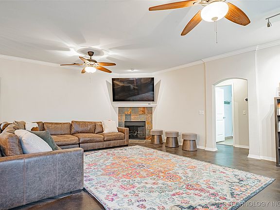 2nd image of 906 Aspenwood St