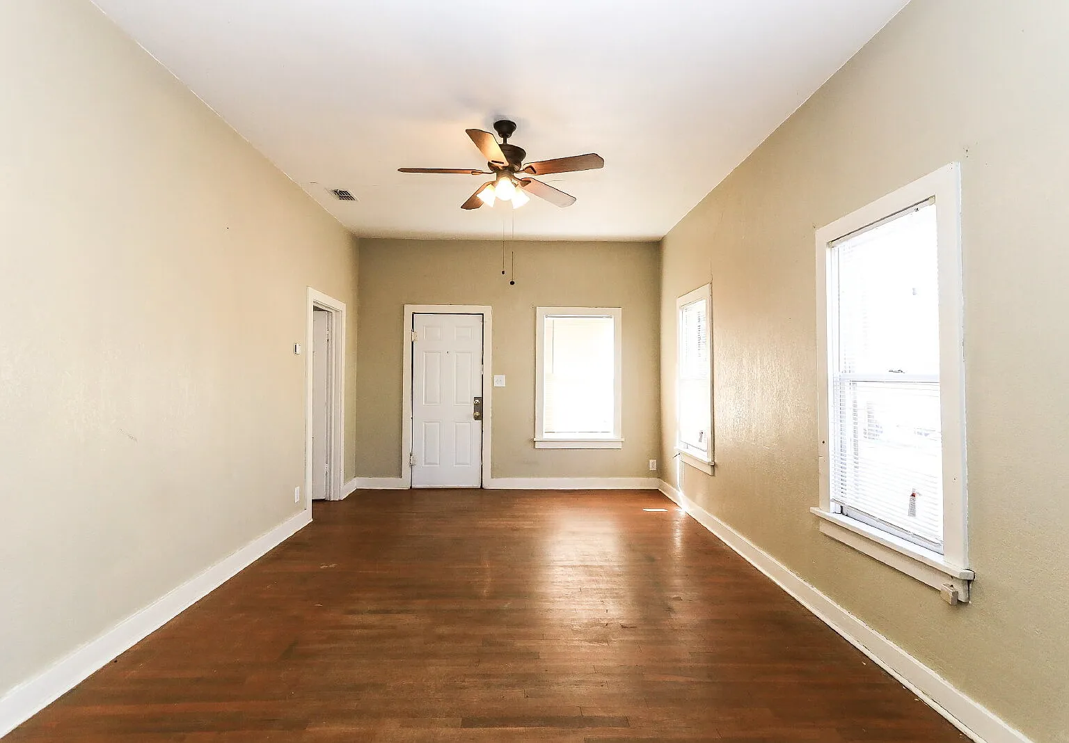 3 bed, 1.0 bath, 1136 sqft, $1,000 — Photo 2