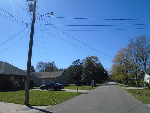 Exterior Neighborhood (street photo)