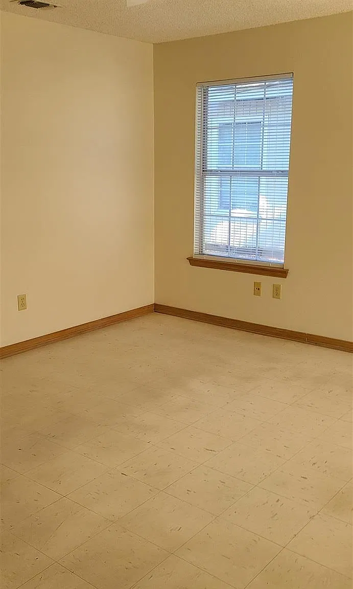 3 bed, 935 sqft, $950 — Photo 2