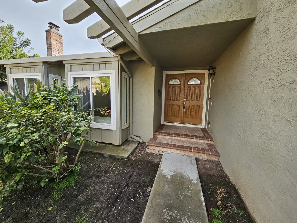 5 bed, 2.0 bath, 1980 sqft, $5,000 — Photo 2