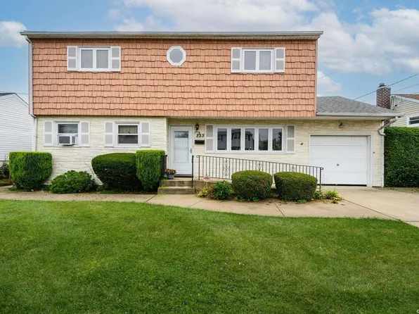823 N Delaware Avenue N, Lindenhurst, NY 11757