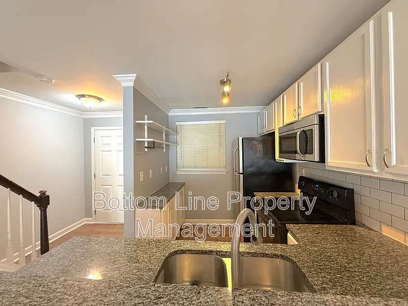 2 bed, 1.5 bath, 907 sqft, $1,695 — Photo 3