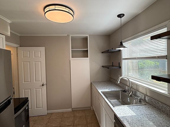 5th image of 5137 Delmar St