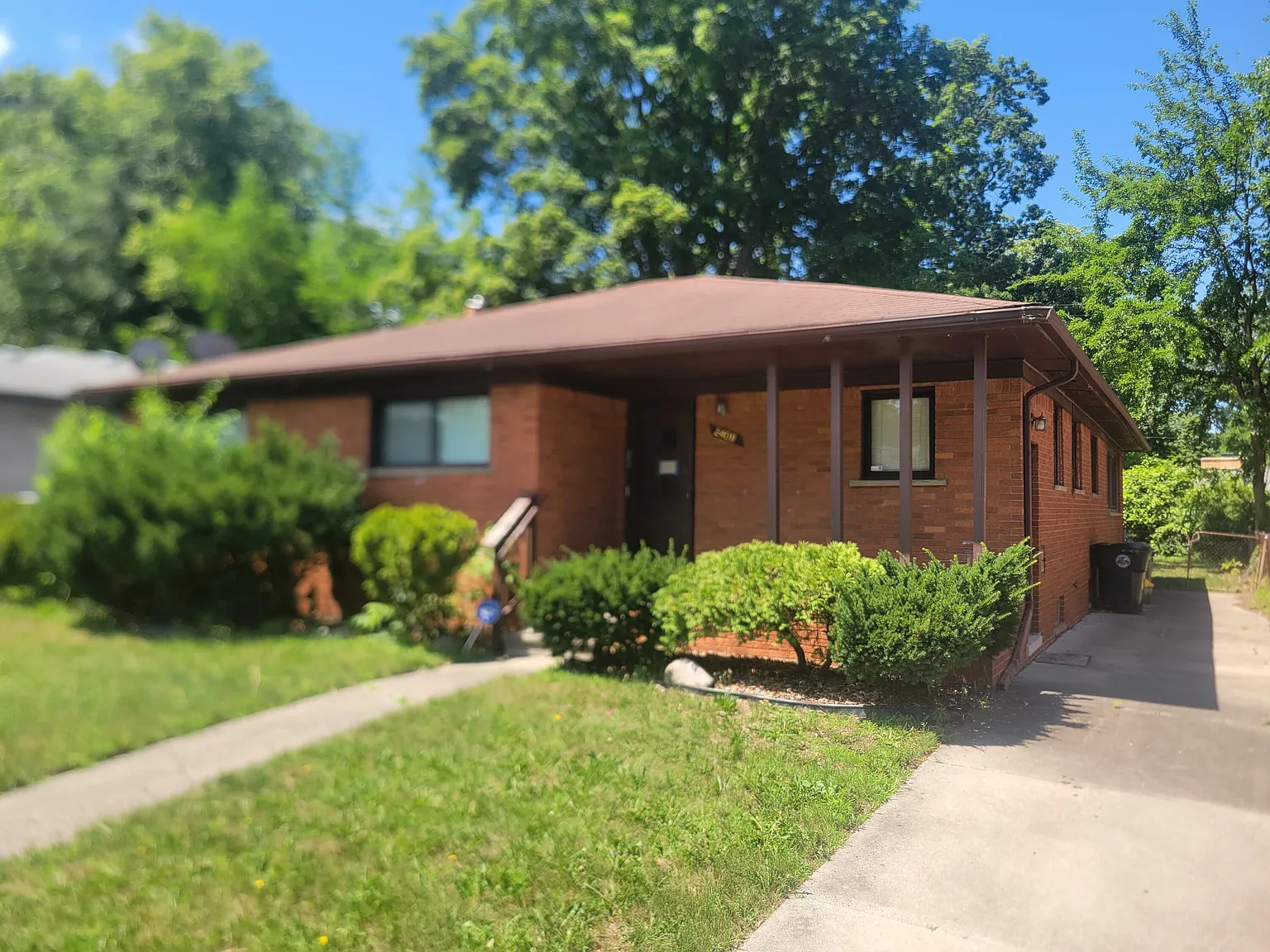 3 bed, 1.5 bath, 1524 sqft, $2,000 — Photo 1