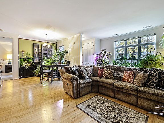 3rd image of 3057 Primrose Ln