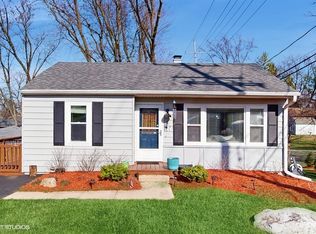 4 Hawthorne Rd, Lake In The Hills, IL 60156