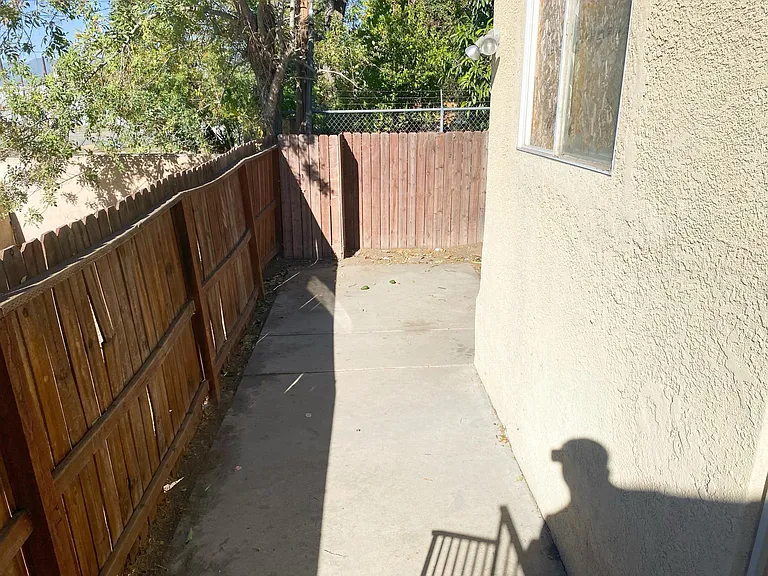 924 W 2nd St #D — Photo 11