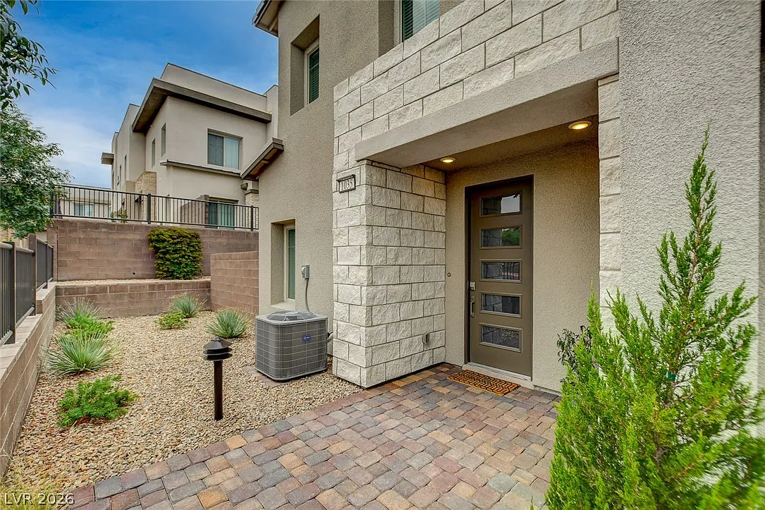 3 bed, 3.0 bath, 1771 sqft, $3,200 — Photo 2