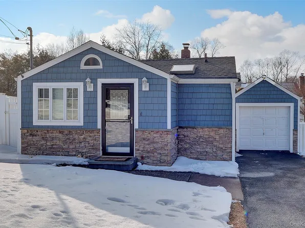 16 Magnolia Drive, Kings Park, NY 11754