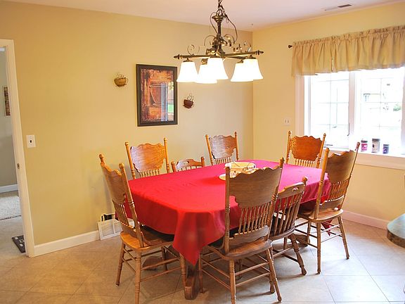 Cheery Breakfast Nook