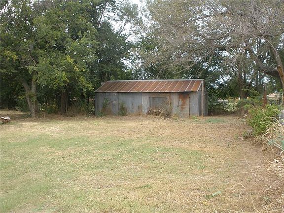 3rd image of 2214 N Carr Dr