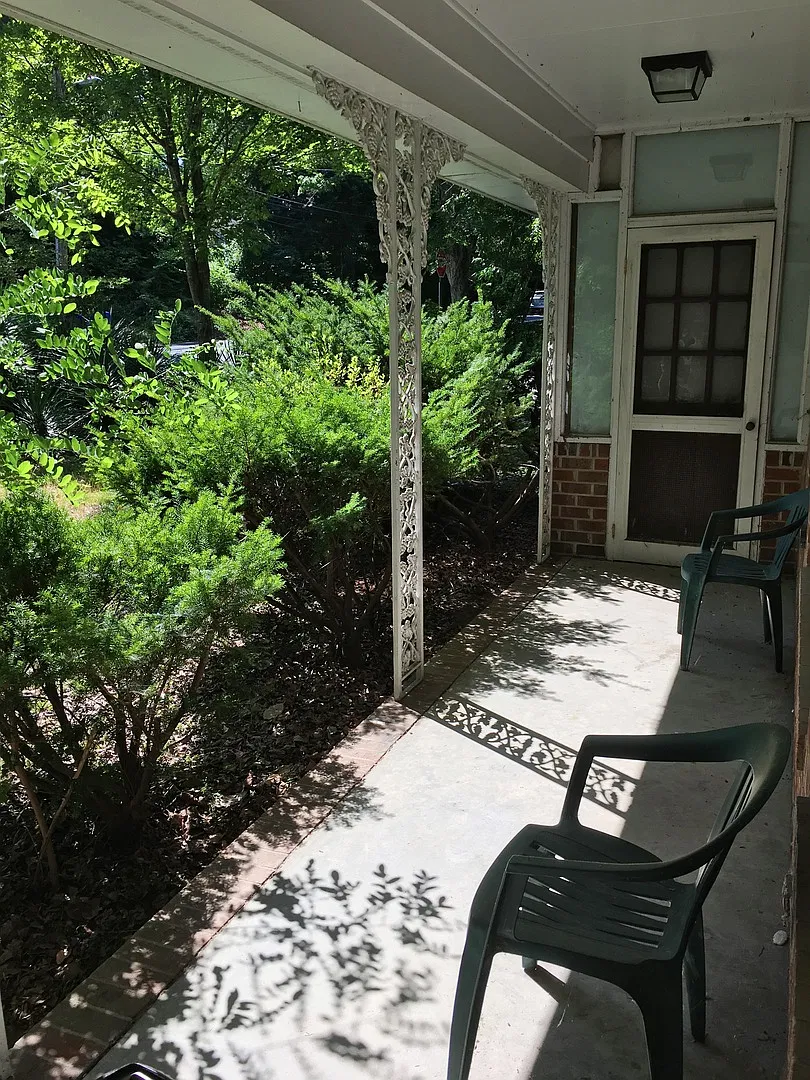 Sweet & Spacious 4br on the northside w/ parking & deck, walking distance to UNC — Photo 4