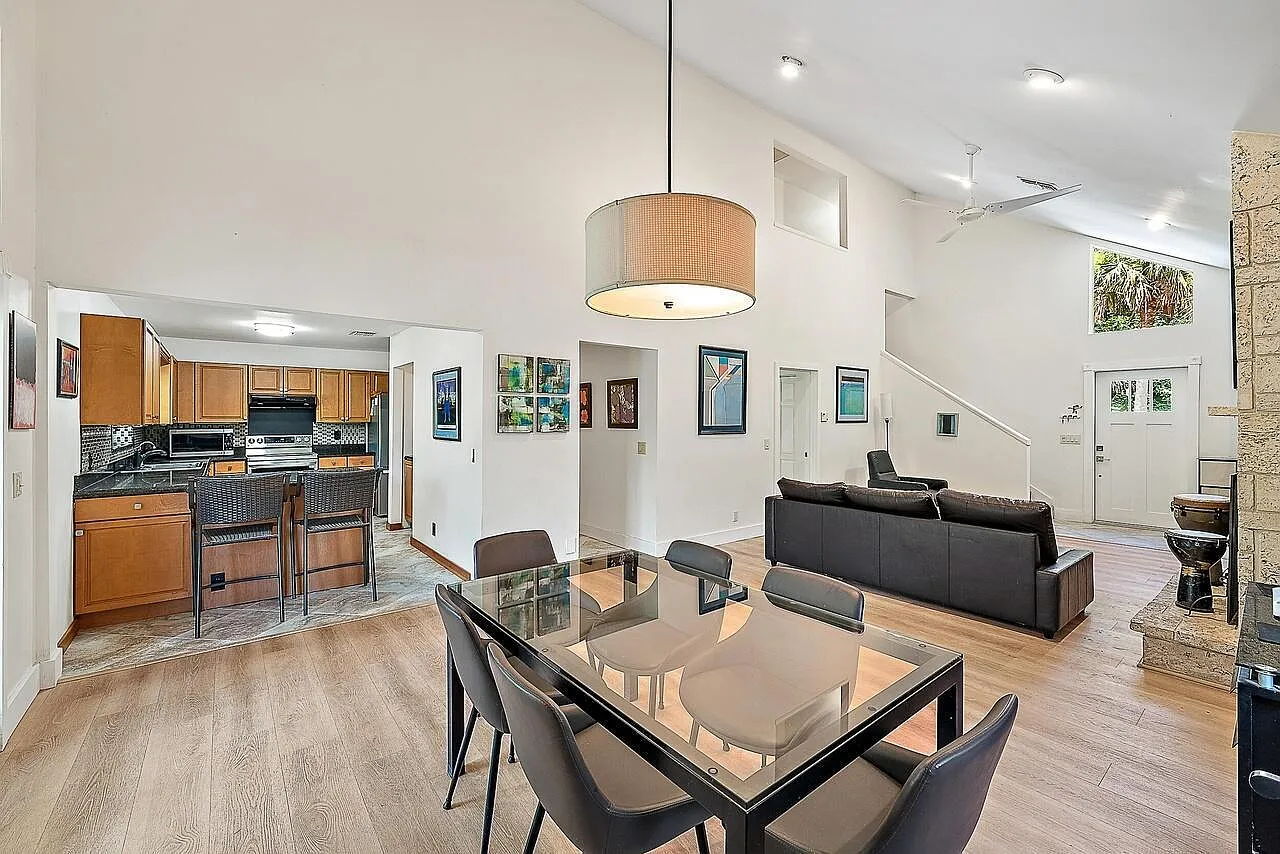 3 bed, 2.0 bath, 1598 sqft, $4,200 — Photo 3