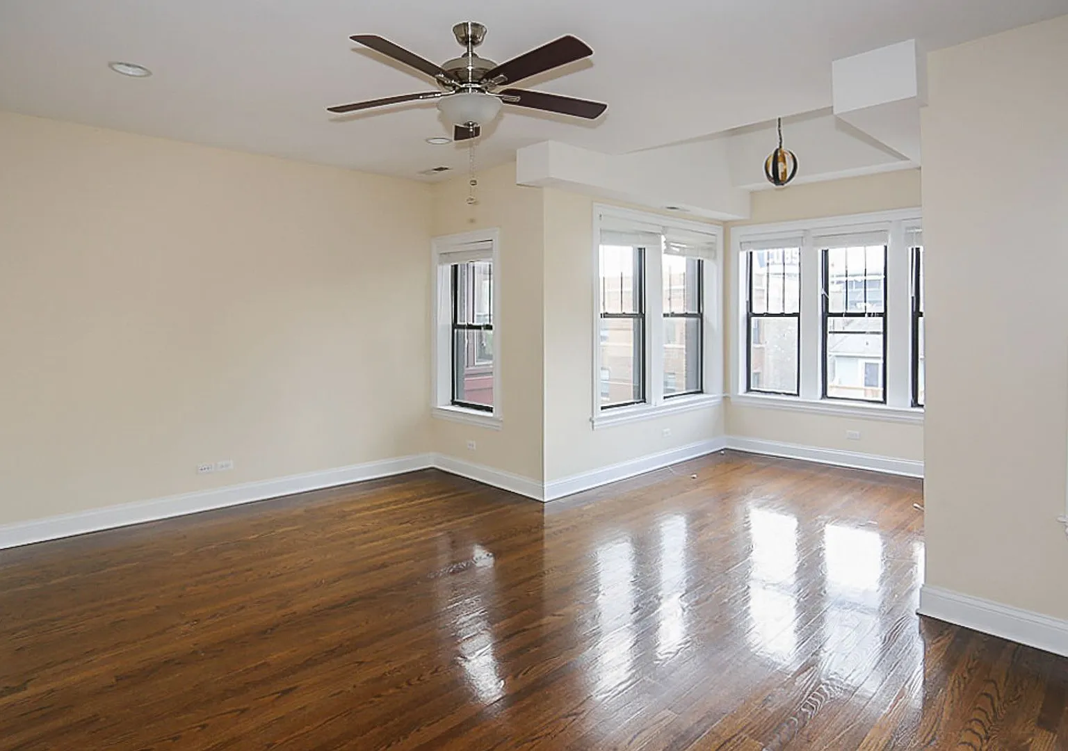 3 bed, 1.5 bath, 1350 sqft, $4,395 — Photo 2