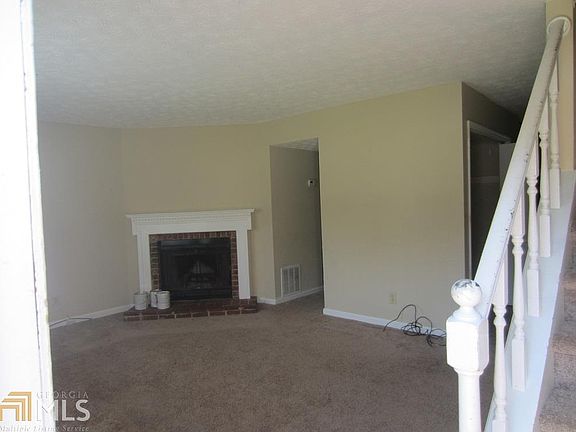 3rd image of 3091 Robie Ln