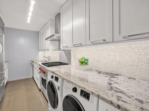 330 East 38th Street image 4 of 17