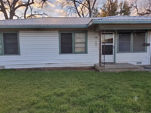 1204 N Fannin Ave, Cameron, TX 76520