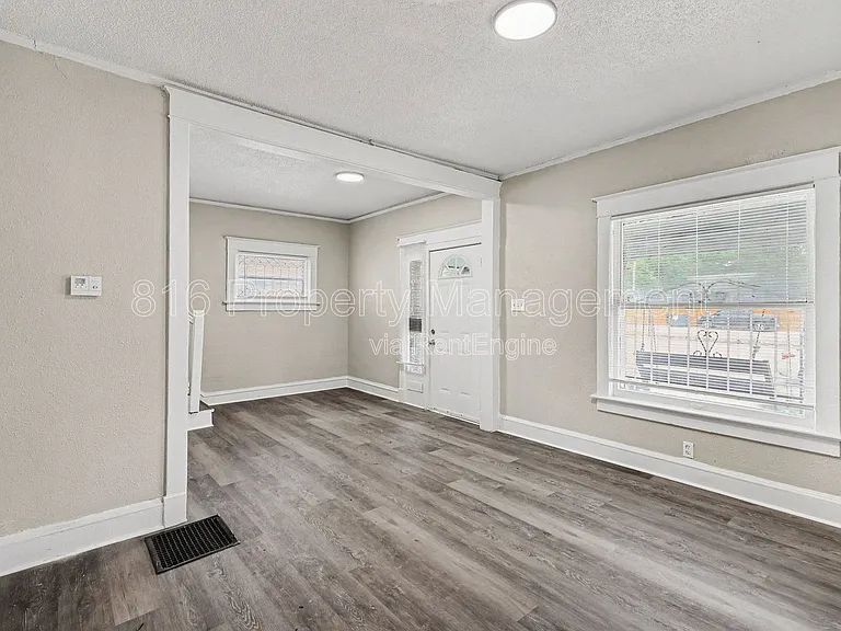 3205 E 31st St — Photo 5
