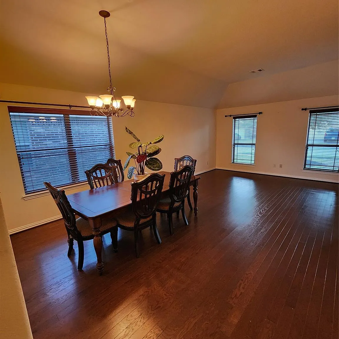 4 bed, 2.0 bath, 1928 sqft, $2,550 — Photo 4