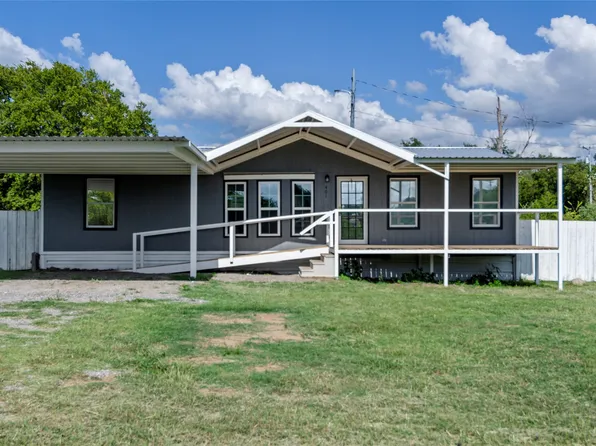 401 Barker St, Bowie, TX 76230