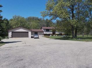 N5947 Cresthill Dr, New Lisbon, WI 53950