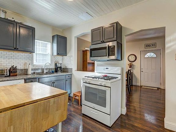 3rd image of 3431 38th St