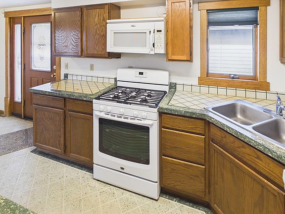 5th image of 104 3rd St W