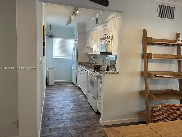 1775 Harbourview Dr #11 — Photo 6