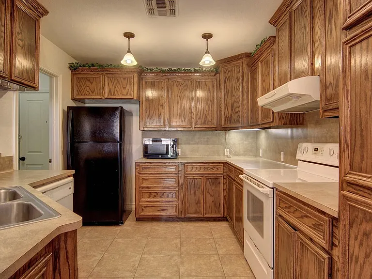 2418 Handlin Dr — Photo 3