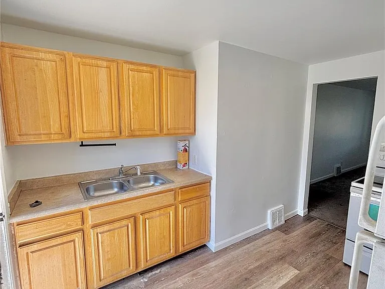 1181 Akron St #A — Photo 5