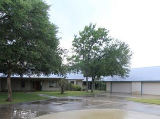 201 W Creek Dr, West, TX 76571