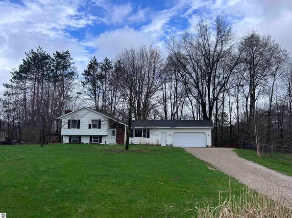 8320 W Whispering Pines Cir, Lake City, MI 49651
