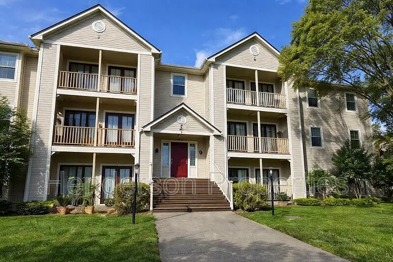 2 bed, 2.0 bath, 918 sqft, $1,200 — Photo 3