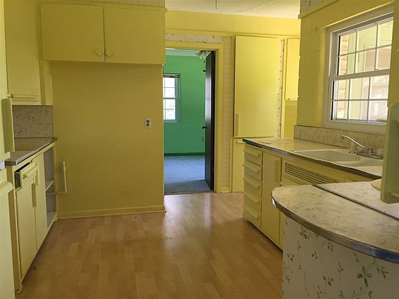 4th image of 2305 E Cypress Ave