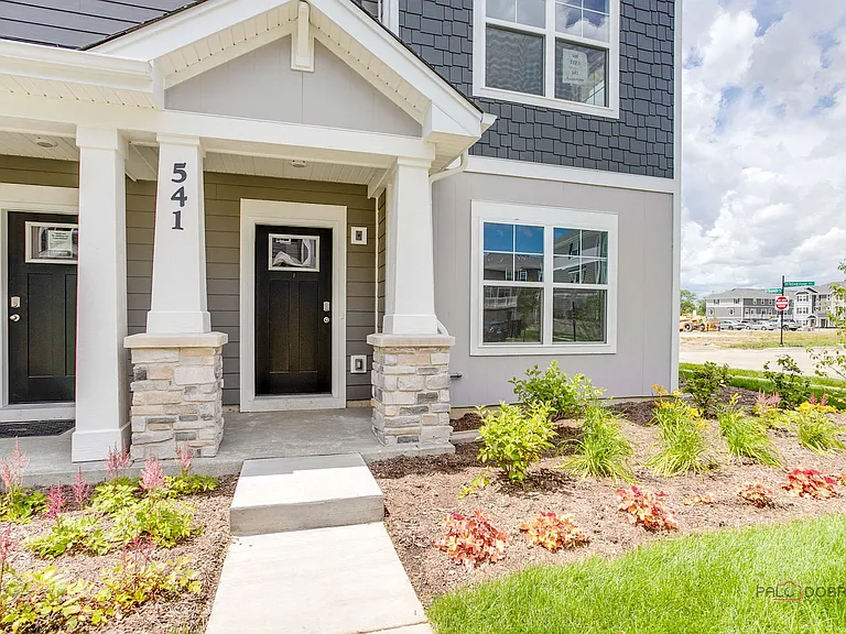 541 Yosemite Way — Photo 3