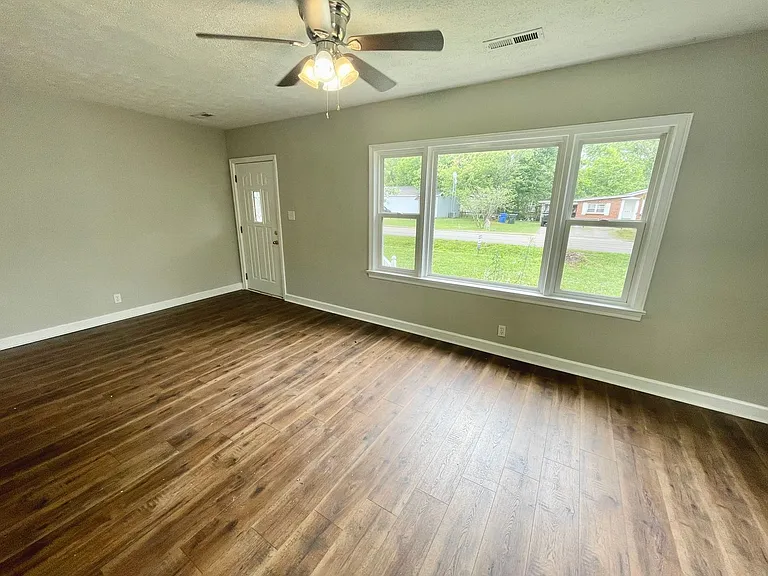 403 Shaw St — Photo 3